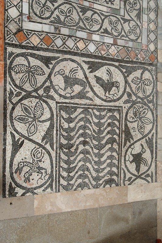 Maestranze venete sec. XI, Mosaico pavimentale con uccelli entro girali e onde