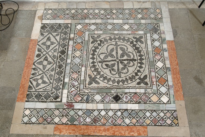 Maestranze venete sec. XI, Mosaico pavimentale con croce fogliata