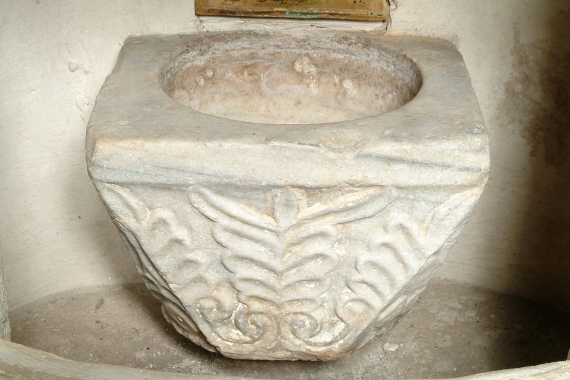 Bottega altoadriatica sec. IX, Capitello nel fonte battesimale