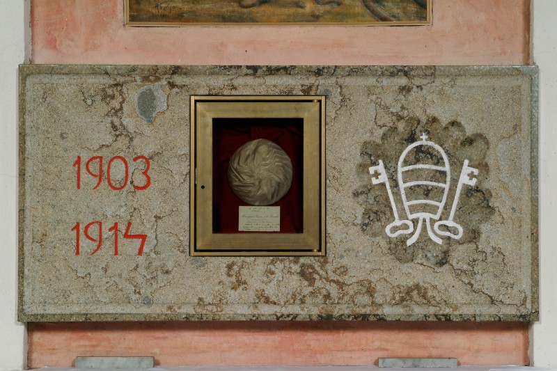 Bottega veneta sec. XX, Teca con papalina di Papa Pio X