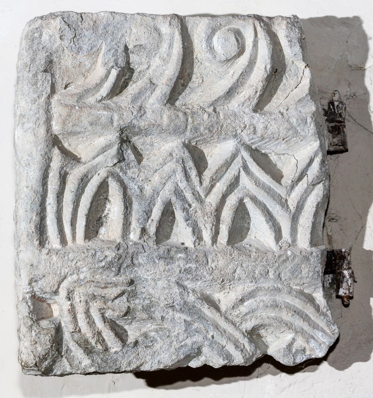 Maestranze Italia centrale sec. IX, Bassorilievo con elementi lanceolati