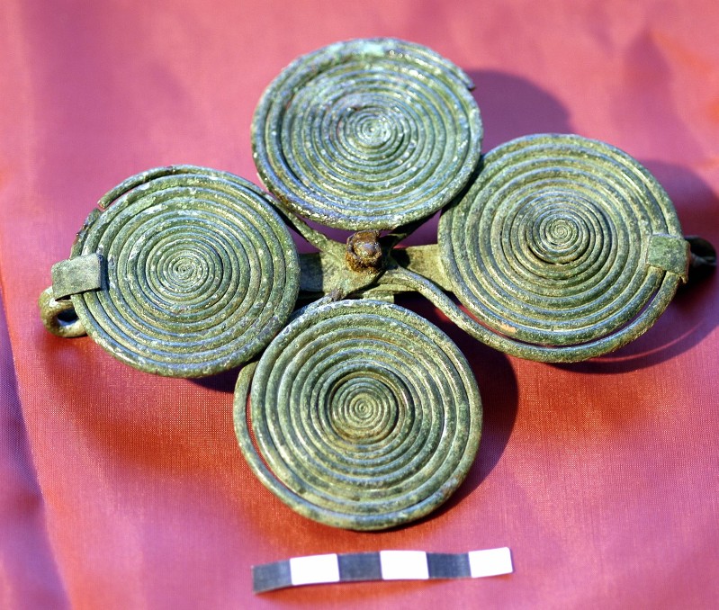 Periodo protostorico sec. VIII a. C., Fibula a quattro spirali grande