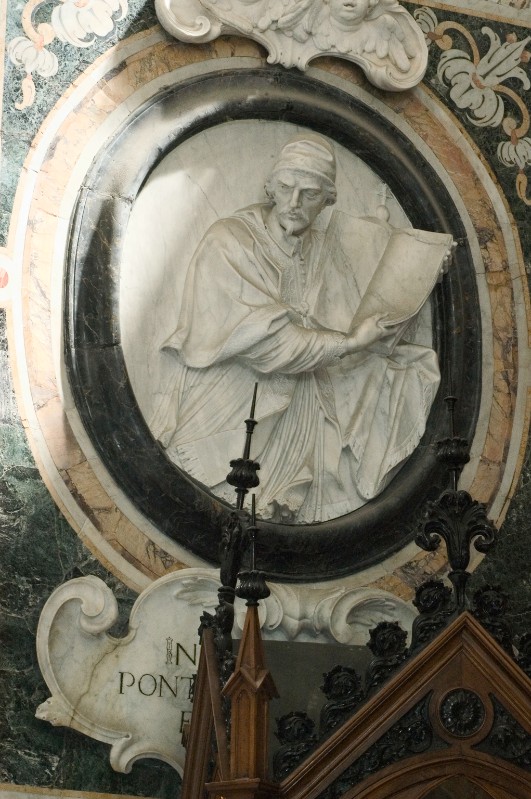 Bott. napoletana secc. XVII-XVIII, Ritratto di papa Innocenzo V in marmo