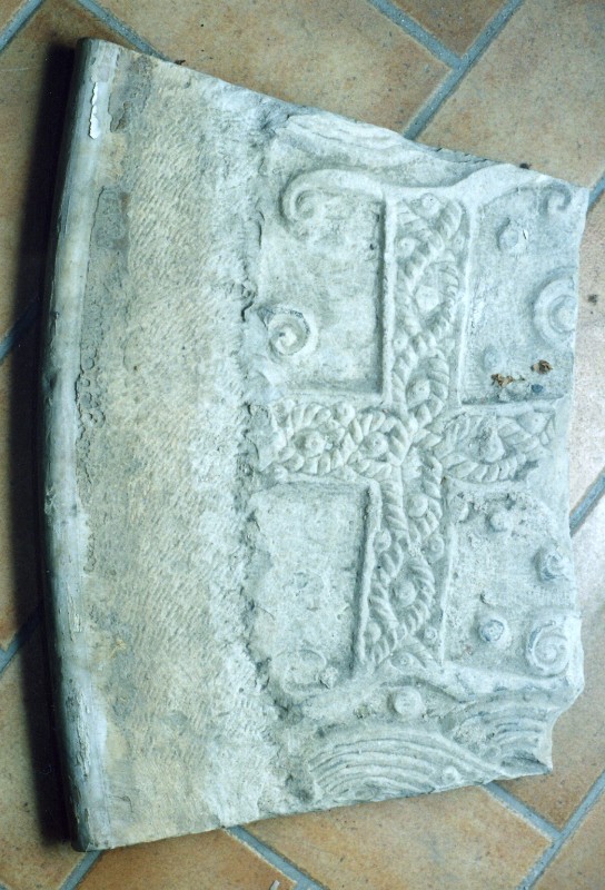 Bottega umbra sec. IX, Frammento lapideo con croce greca