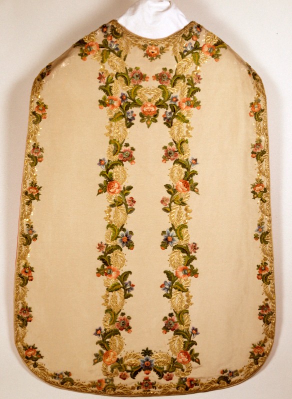 Manif. italiana sec. XX, Pianeta teletta oro bianca ricamata a fiori