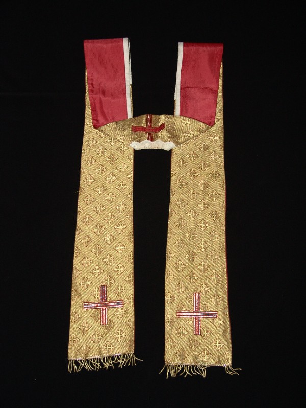 Manif. romana sec. XX, Stola rossa e oro del vescovo Mancuso