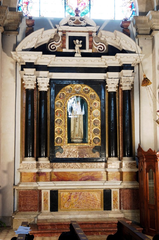 Pellone B. terzo quarto sec. XVII, Altare laterale della Madonna del rosario