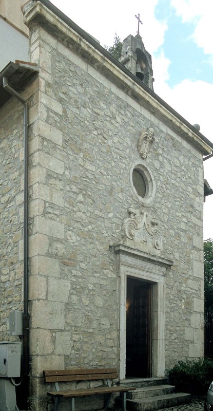 Maestranze abruzzesi (1612-1644), Facciata con elementi in pietra scolpita