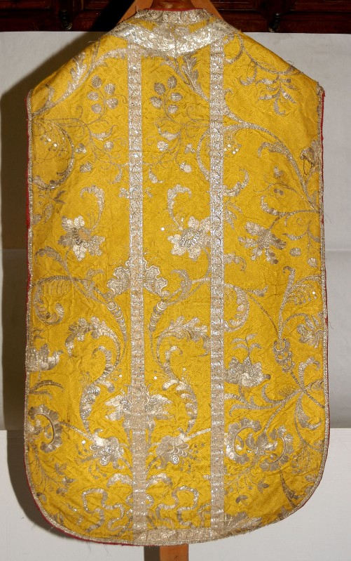 Manif. italiana sec. XVIII, Pianeta gialla con grandi decorazioni floreali