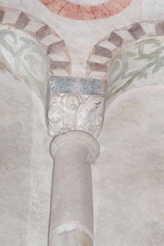 Bottega lombarda sec. XI, Capitello con teste umane