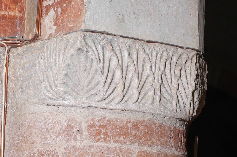 Bottega lombarda sec. XI, Capitello con foglie sovrapposte