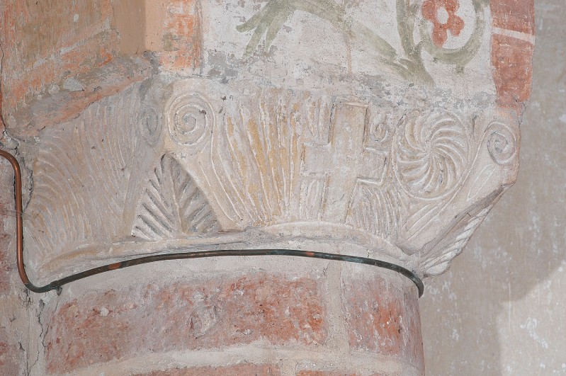 Bottega lombarda sec. XI, Capitello con croce e sole