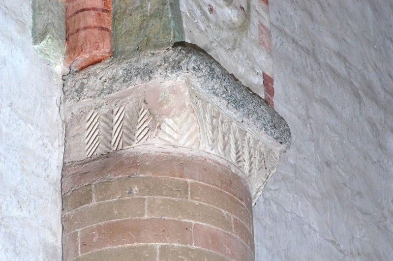 Bottega lombarda sec. XI, Capitello con foglia sormontata da margherita