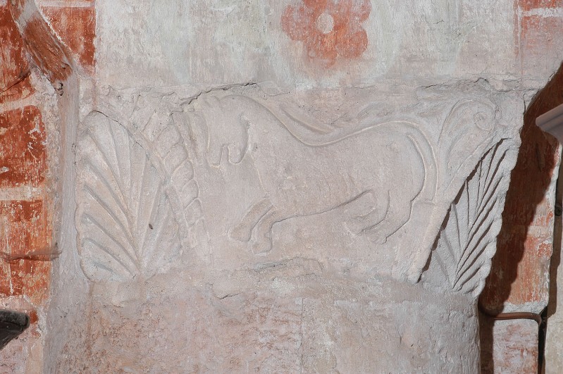 Bottega lombarda sec. XI, Capitello con cavallo e foglie angolari