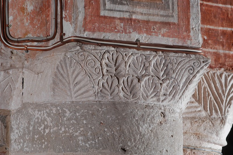 Bottega lombarda sec. XI, Capitello con foglie di loto