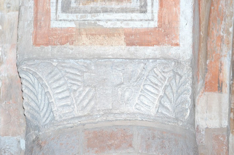 Bottega lombarda sec. XI, Capitello con croce centrale foglie di acanto
