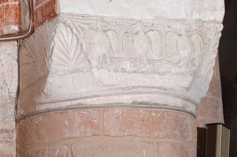 Bottega lombarda sec. XI, Capitello con uccelli e uva
