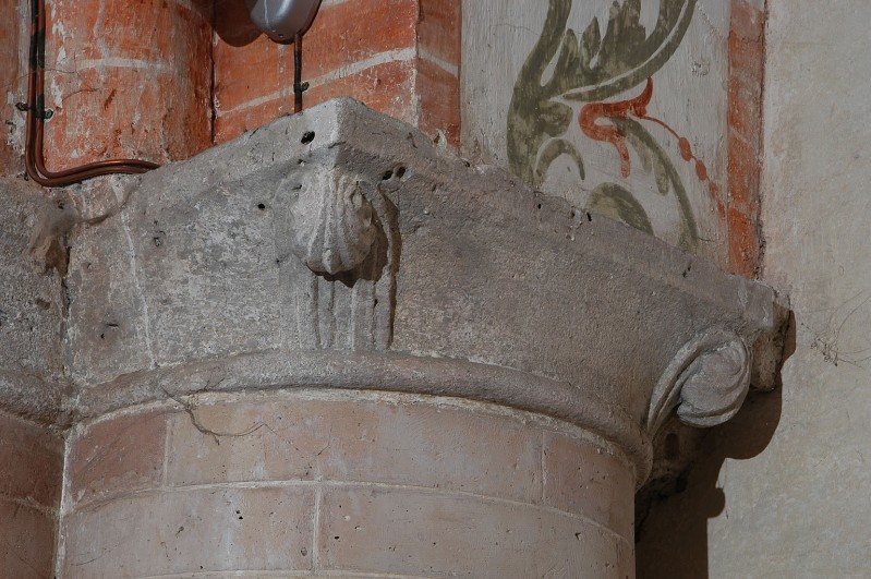 Bottega lombarda sec. XI, Capitello in pietra con fogliette sporgenti