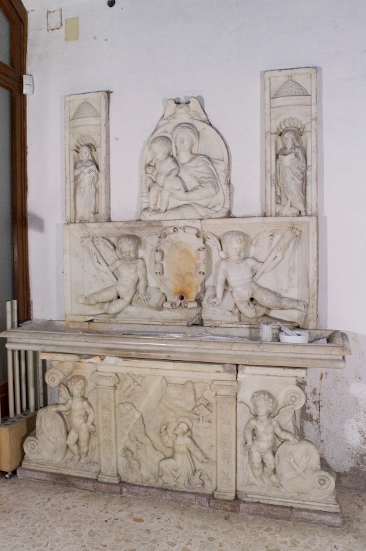 Bott. napoletana secc. XV-XVII, Lavabo in marmo bianco scolpito
