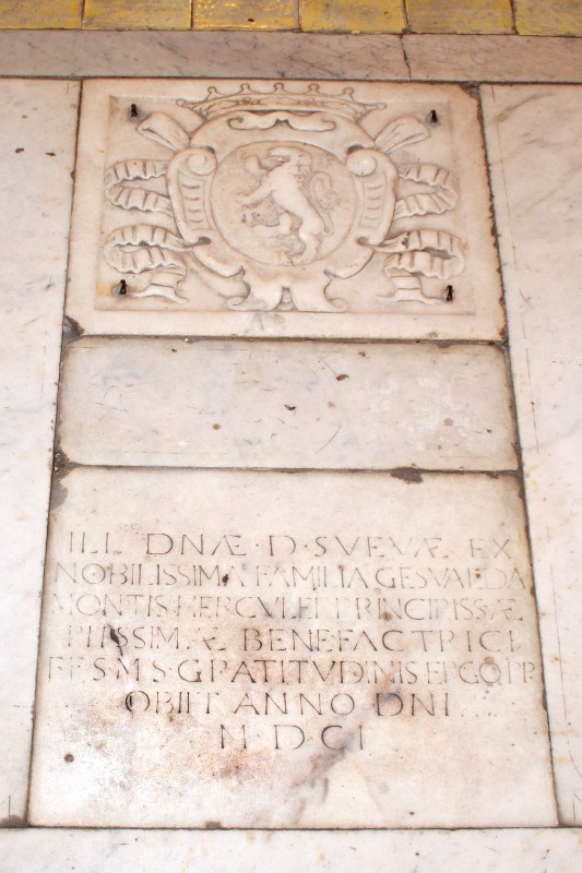 Bott. napoletana (1601), Lapide sepolcrale in marmo bianco scolpito e inciso