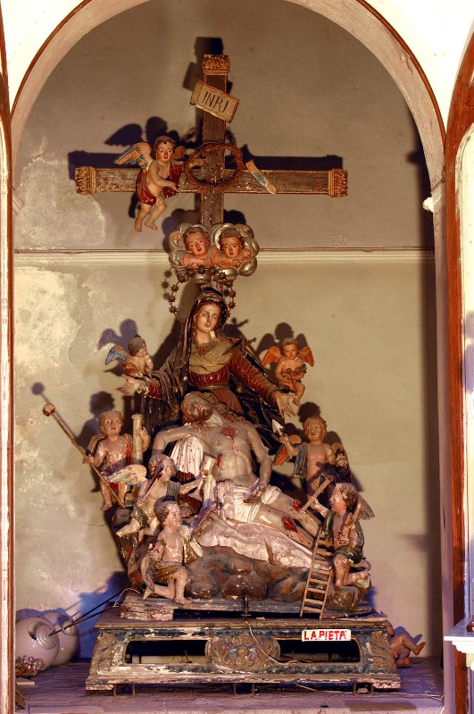 Drosi P. (1882), Pietà e angeli con simboli della Passione