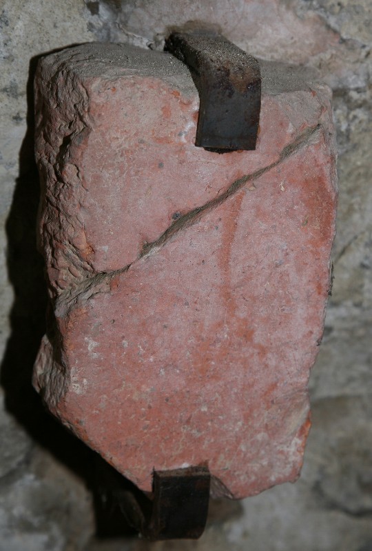 Maestranze Italia centrale sec. VIII, Frammento di pietra rosa