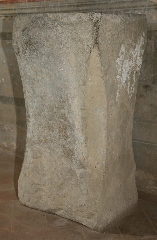 Maestranze toscane secc. IX-X, Base di altare con spigoli smussati