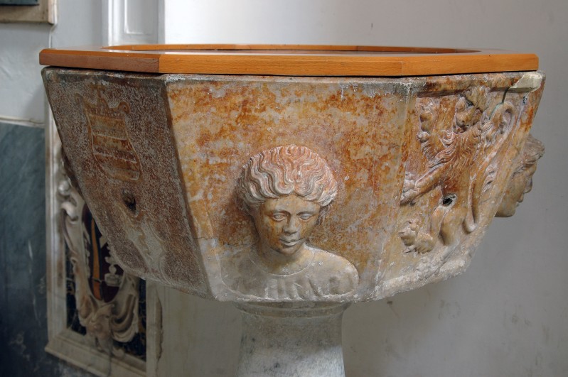 Bott. napoletana ultimo quarto sec. IV, Fonte battesimale in marmo