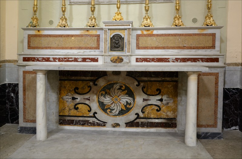 Marmoraio campano secc. XVII-XX, Altare con rosone intarsiato