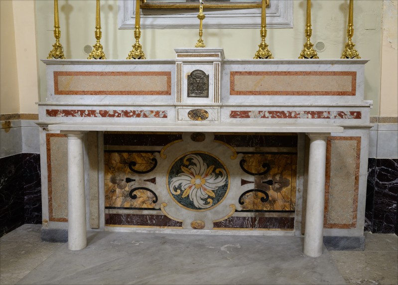 Marmoraio campano secc. XVII-XX, Altare con rosone policromo