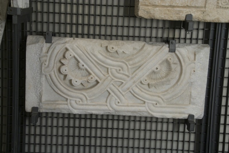 Ambito bizantino secc. X-XI, Frammento di lastra con decoro a nastro