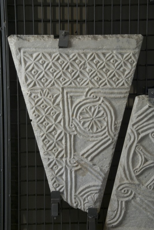 Ambito bizantino secc. X-XI, Frammento di lastra con rosette 1/3