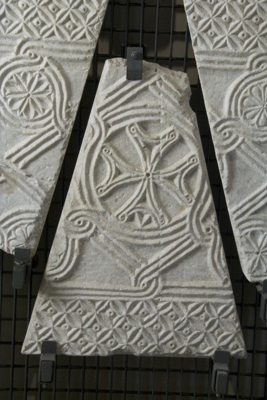 Ambito bizantino secc. X-XI, Frammento di lastra con rosette 2/3