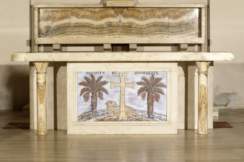 Maestranze romagnole (1954), Altare maggiore con capitelli a foglia