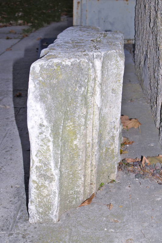 Ambito romano sec. II, Blocco in marmo con lato modanato