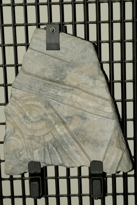 Ambito bizantino secc. X-XI, Frammento di lastra con decorazione a nastro