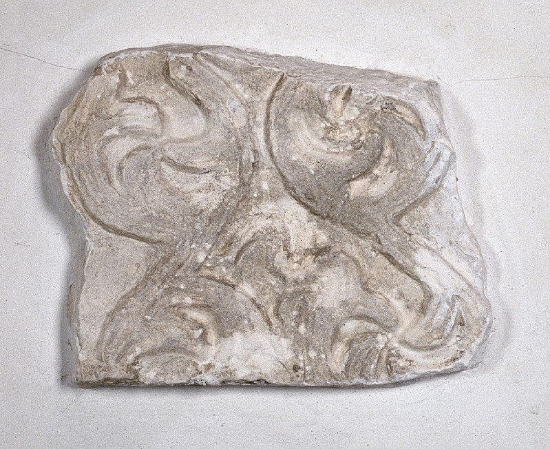 Maestranze abruzzesi secc. VIII-IX, Frammento decorato a girali