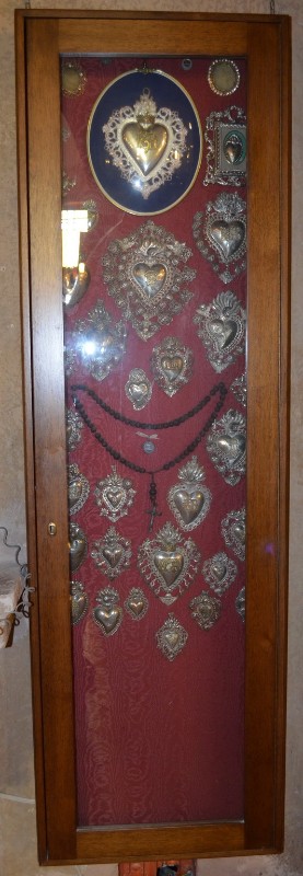 Bott. laziale secc. XIX-XX, Vetrina con 36 ex voto e corona del rosario