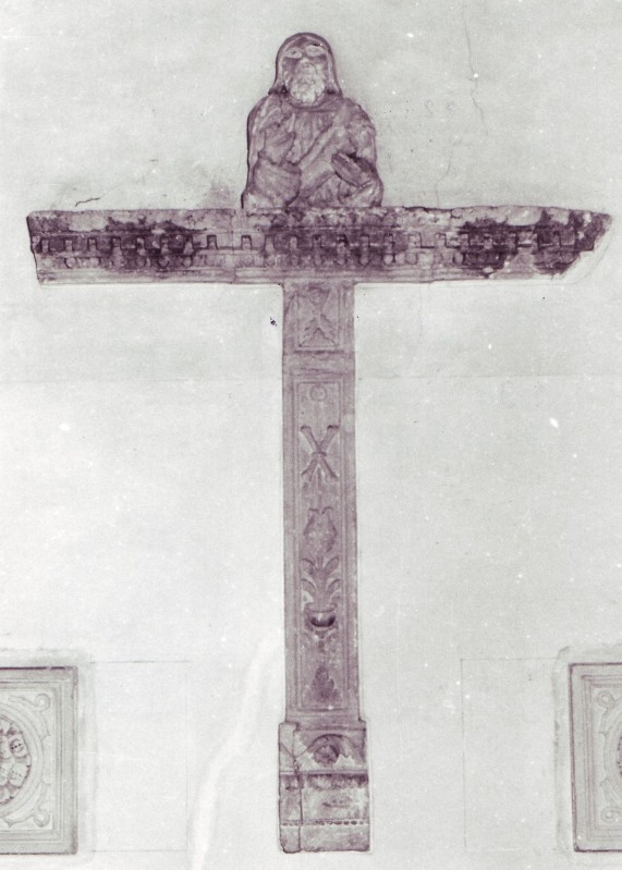 Bottega abruzzese sec. XV, Scultura Gesù Cristo su elementi architettonici