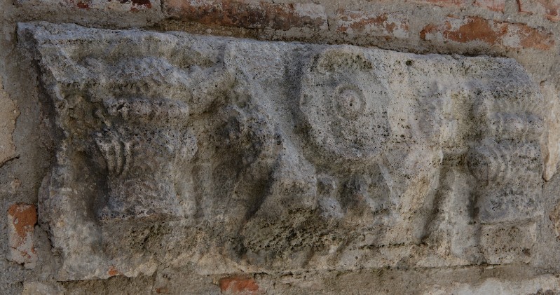 Maestranze romane sec. I, Frammento di decorazione con bucrani e scudo