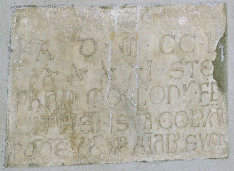 Bottega toscana (1291), Epigrafe forma rettangolare e scritta a caratteri gotici