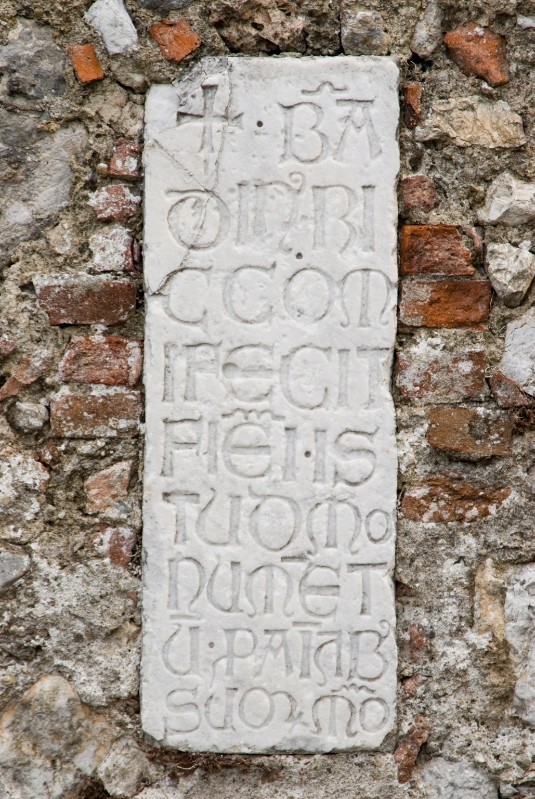 Bottega italiana sec. XIII-XIV, Epigrafe con crocetta all'inizio dell'iscrizione