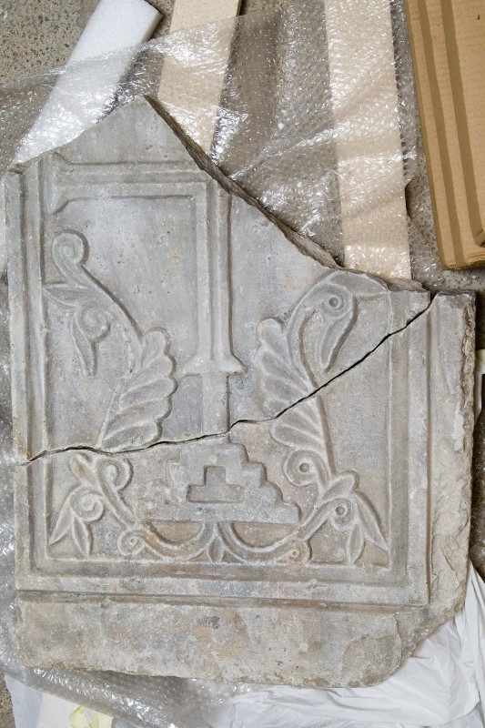 Maestranze venete sec. XI, Frammento di pluteo con croce e albero della vita