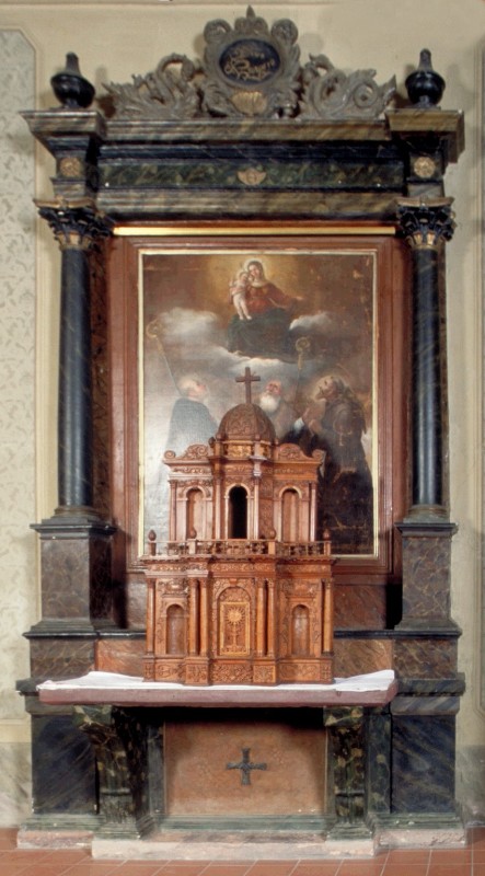 Bott. reggiana (1881), Altare laterale di San Prospero in scagliola marmorizzata