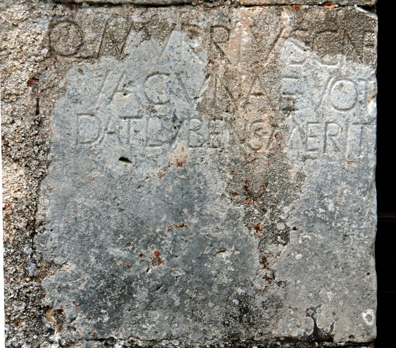 Bott. romana sec. I-II a.c., Lapide con iscrizione votiva