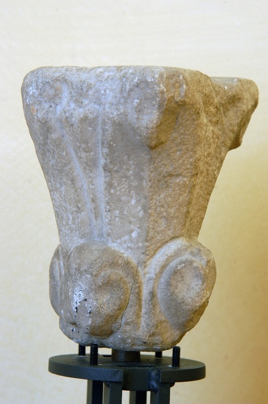 Maestranze lombarde secc. XI-XII, Capitello con foglie angolari