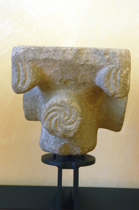 Maestranze lombarde sec. XI, Capitello con rosette ruotanti