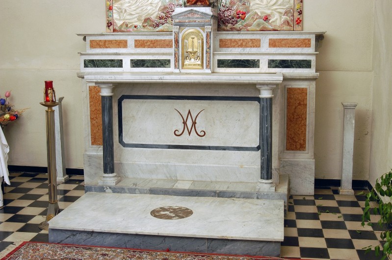 Maestranze piacentine metà sec. XX, Altare in marmo bianco con monogramma