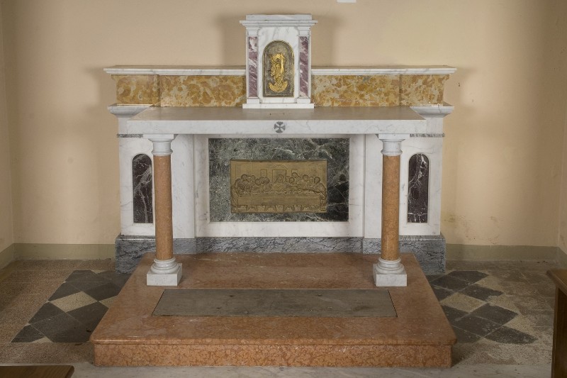 Maestranze piacentine sec. XX, Altare laterale in marmo scolpito