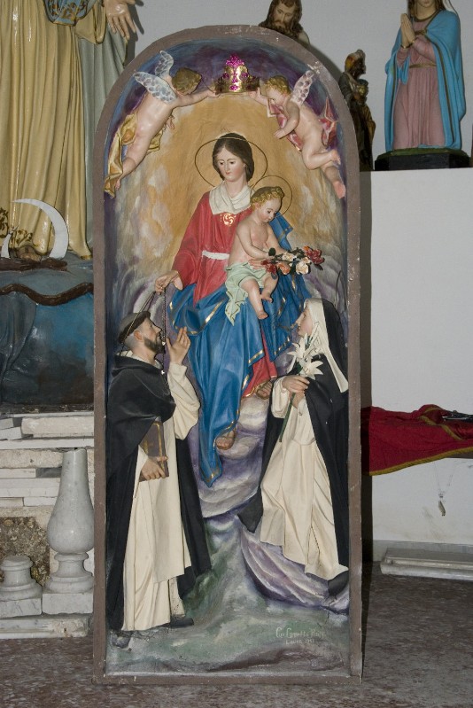 Caretta R. (1947), Bassorilievo con la Madonna del rosario